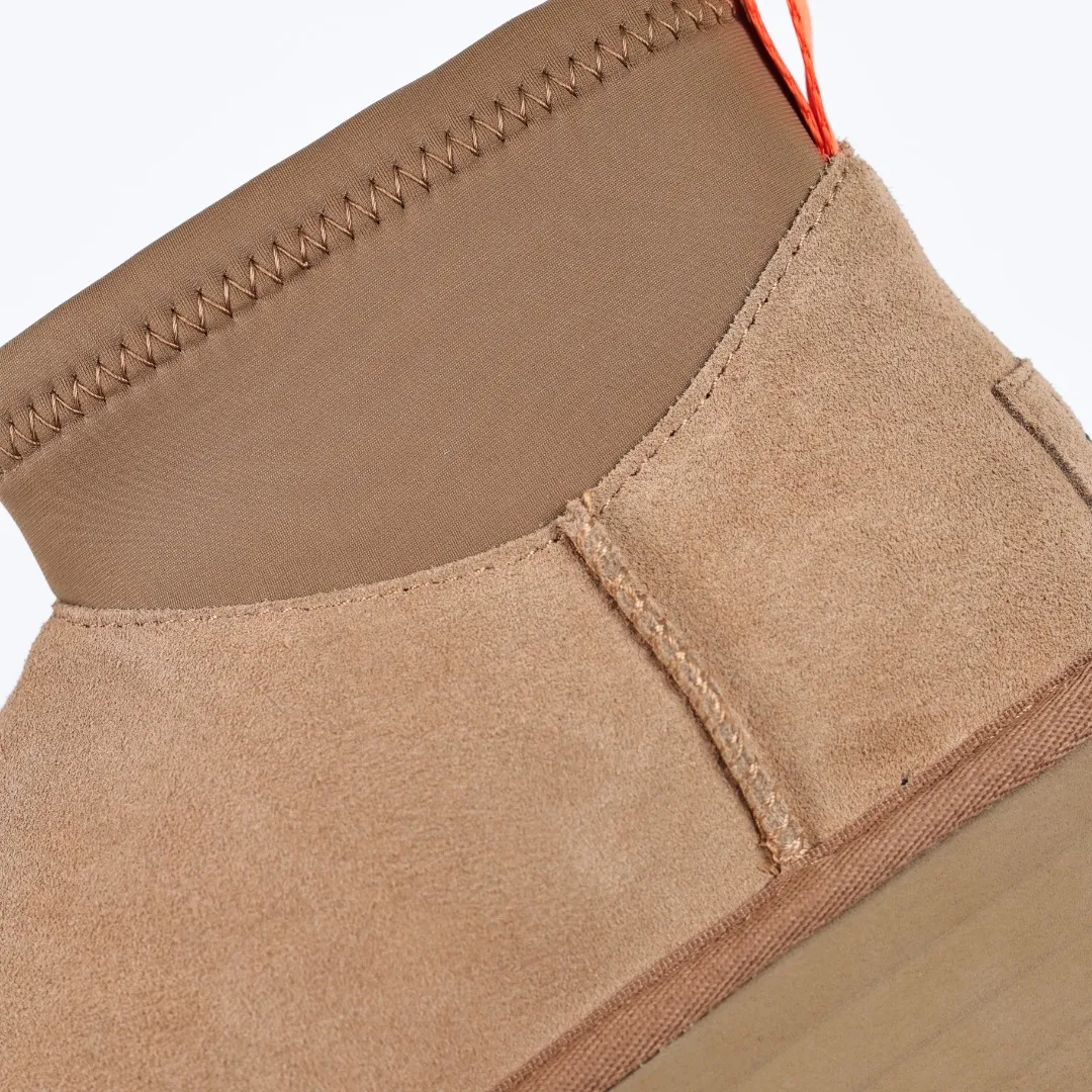 Pick up locally 💰600 Core recommended good price It is a very suitable choice for home furnishings. In the new year, uug launched a series of styles, which are partial to the preferences of young consumers and have also moved to the forefront of fashion trends. Shoe body material: water-repellent coated suede upper, 17 mm UGGPURE™ implantable wool insole, lightweight non-slip and comfortable rubber outsole, with brand LOGO and trademark, with full packaging Size: 35 36 37 38 39 40
